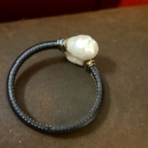 BLACK LEATHER & PEARL TONOBI BRACELET